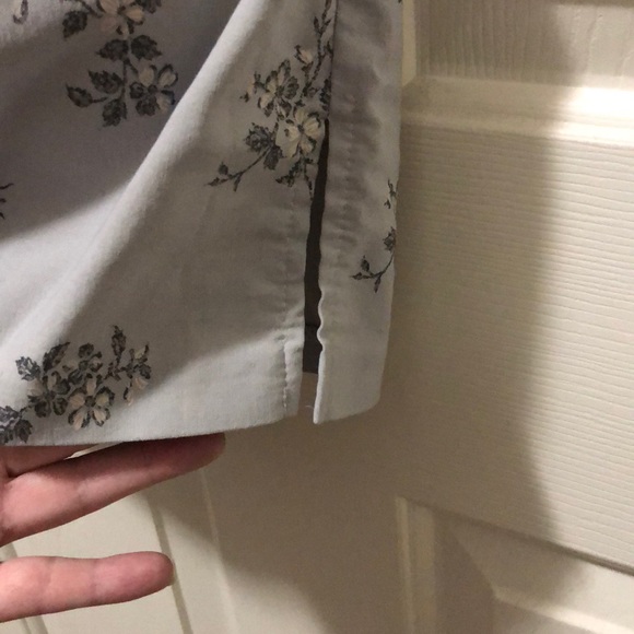 Gave away in bundle 🌺 Gray skirt w/ floral design - Picture 2 of 5